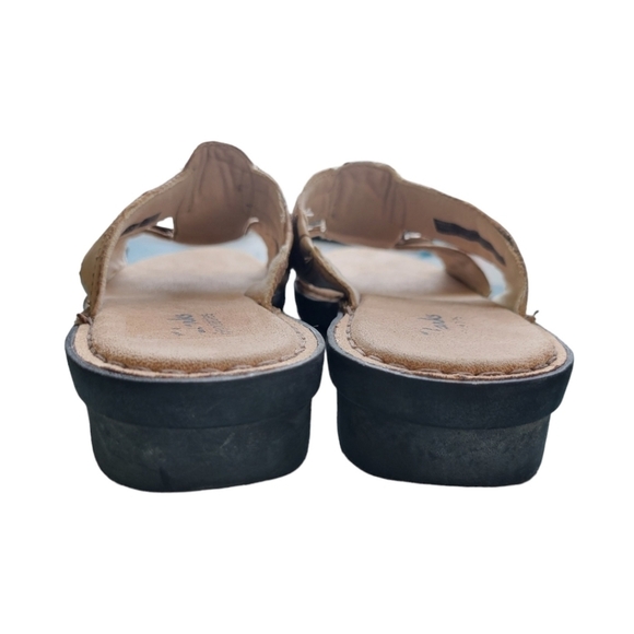 CLARKS Bendables Women's Sz 10 Nikki Peridot Leather T Strap Slide Sandal Tan - Picture 7 of 11